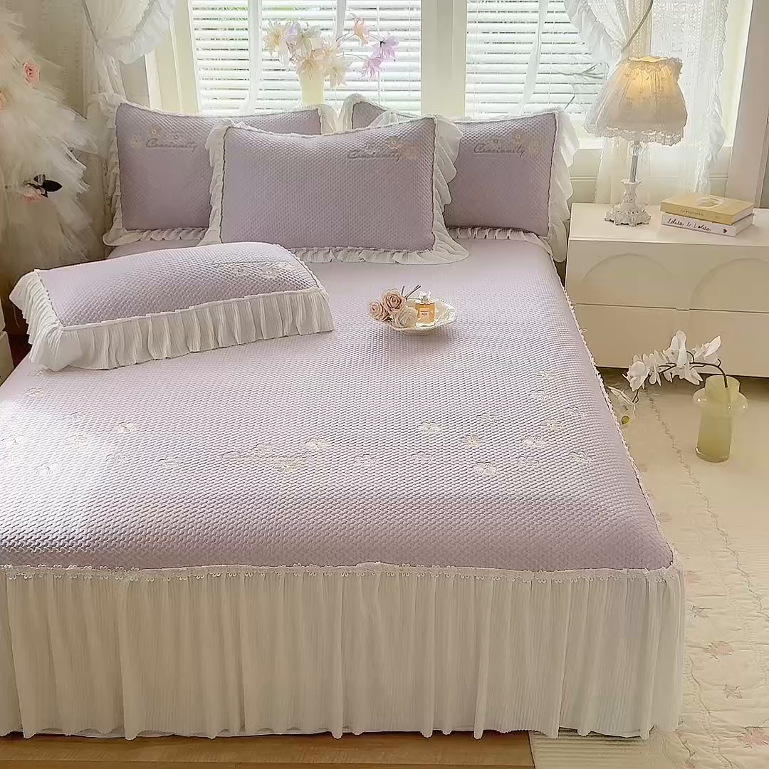 91家纺网 家纺一手货源 找家纺 优贝家纺 2026新款-高克重PE聚乙中分子提花银丝缎刺绣法式花边复合凉感软席 花信-香芋紫