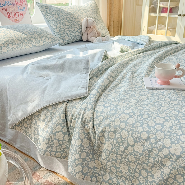 91家纺网 家纺一手货源 找家纺 金喜 2026新款100%里外全棉夏被夏被四件套 云汐花絮-兰