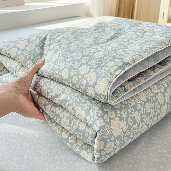 91家纺网 家纺一手货源 找家纺 金喜 2026新款100%里外全棉夏被夏被四件套 云汐花絮-兰