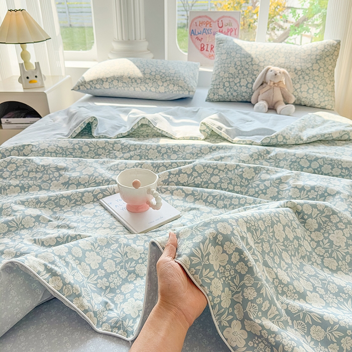 91家纺网 家纺一手货源 找家纺 金喜 2026新款100%里外全棉夏被夏被四件套 云汐花絮-兰