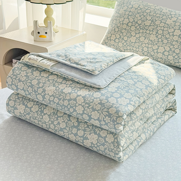 91家纺网 家纺一手货源 找家纺 金喜 2026新款100%里外全棉夏被夏被四件套 云汐花絮-兰