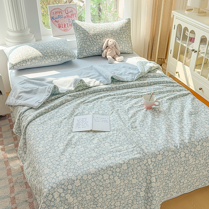 91家纺网 家纺一手货源 找家纺 金喜 2026新款100%里外全棉夏被夏被四件套 云汐花絮-兰