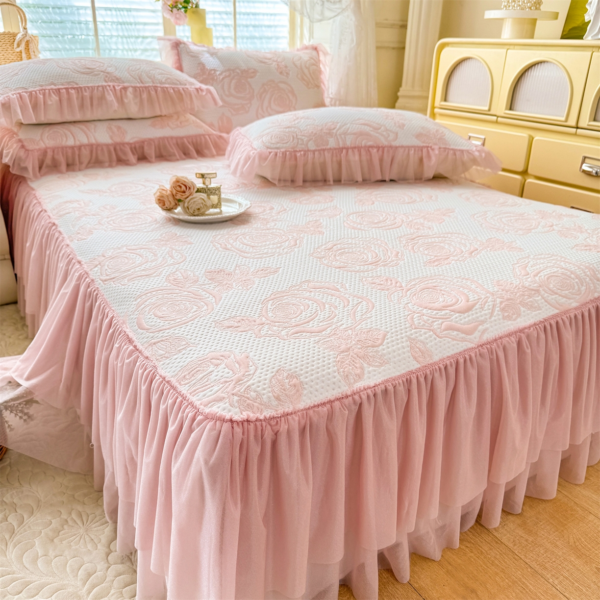 91家纺网 家纺一手货源 找家纺 （总）优贝家纺 2026新款-高克重PE聚乙中分子提花刺绣法式花边复合凉感软席山茶花系列