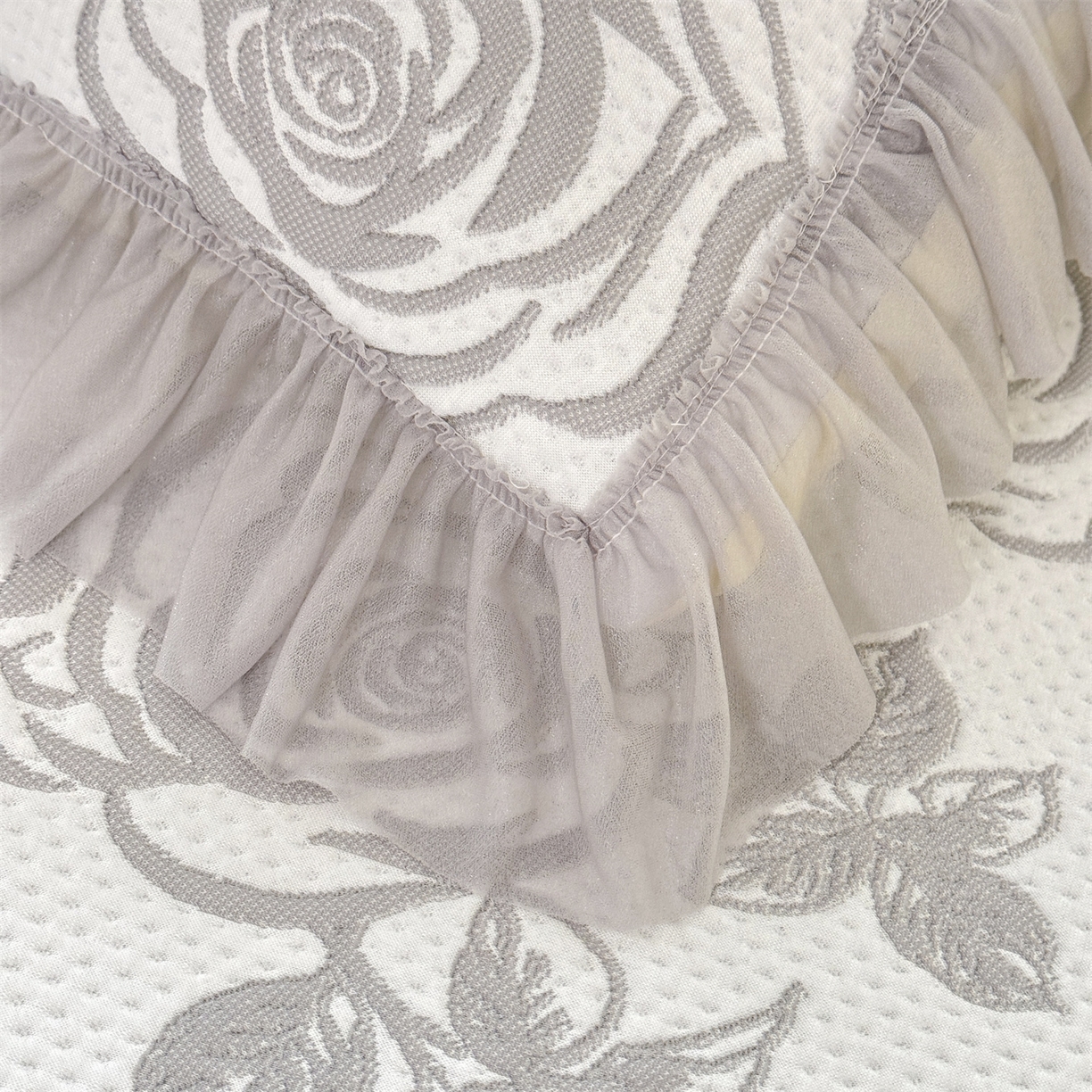 91家纺网 家纺一手货源 找家纺 优贝家纺 2026新款-高克重PE聚乙中分子提花刺绣法式花边复合凉感软席山茶花系列 白茶玫瑰-浅灰