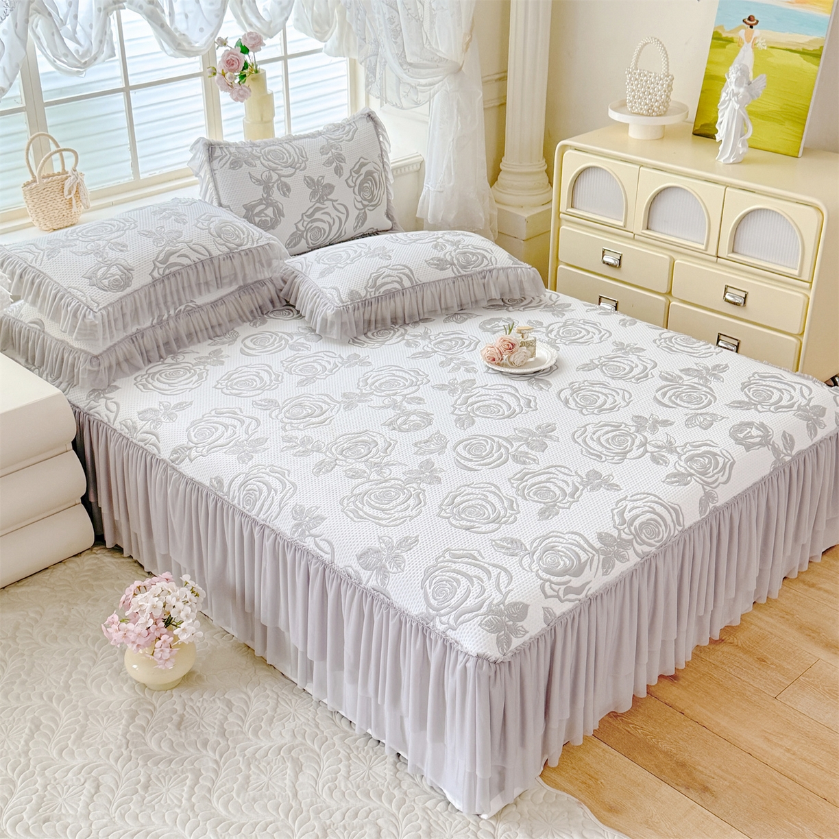 91家纺网 家纺一手货源 找家纺 优贝家纺 2026新款-高克重PE聚乙中分子提花刺绣法式花边复合凉感软席山茶花系列 白茶玫瑰-浅灰