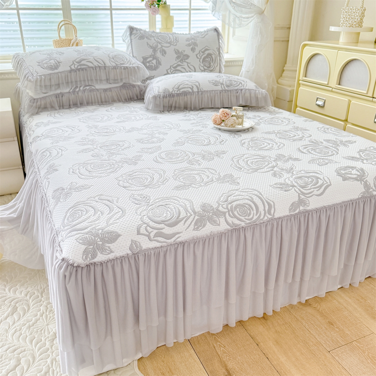 91家纺网 家纺一手货源 找家纺 优贝家纺 2026新款-高克重PE聚乙中分子提花刺绣法式花边复合凉感软席山茶花系列 白茶玫瑰-浅灰