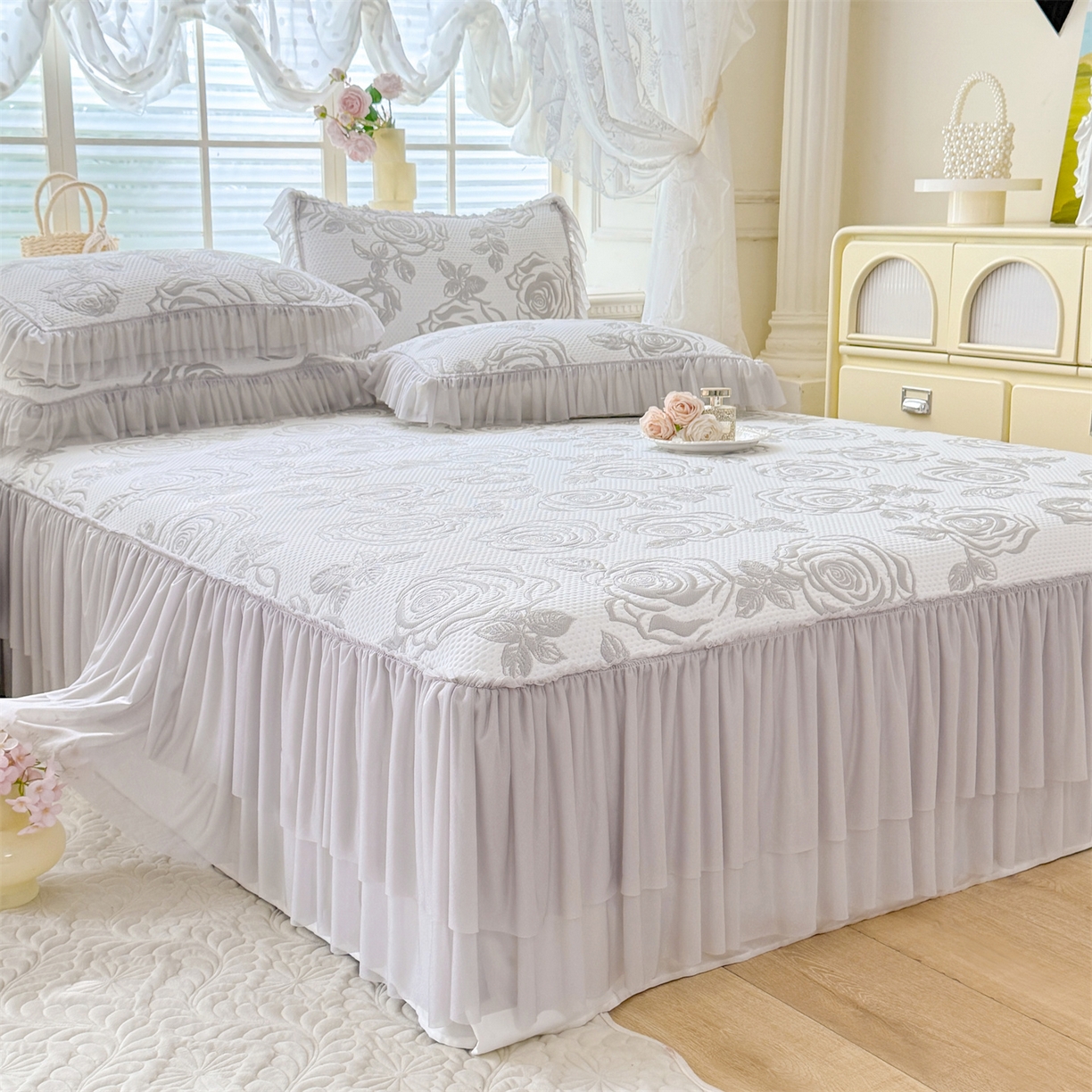 91家纺网 家纺一手货源 找家纺 优贝家纺 2026新款-高克重PE聚乙中分子提花刺绣法式花边复合凉感软席山茶花系列 白茶玫瑰-浅灰