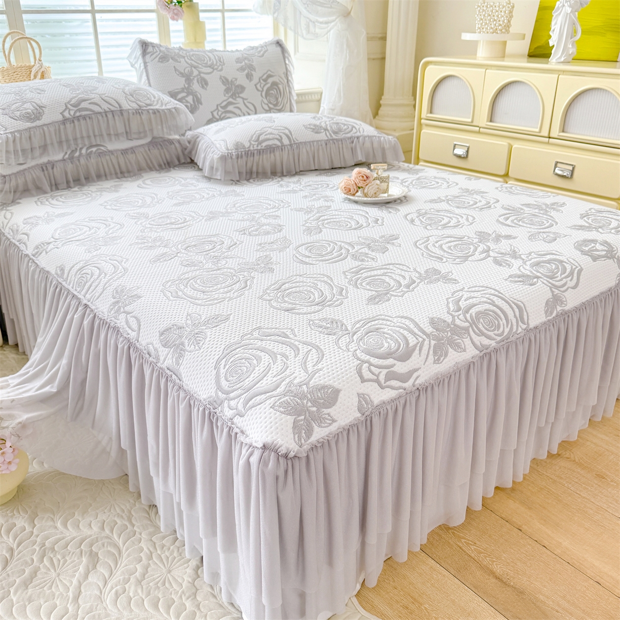 91家纺网 家纺一手货源 找家纺 优贝家纺 2026新款-高克重PE聚乙中分子提花刺绣法式花边复合凉感软席山茶花系列 白茶玫瑰-浅灰