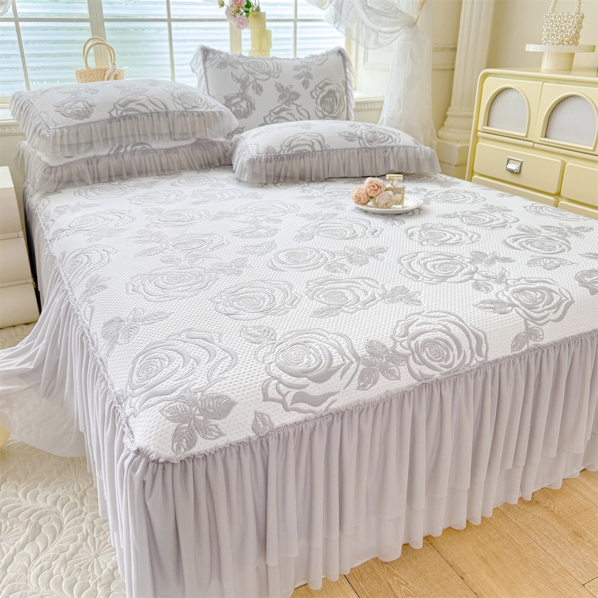 91家纺网 家纺一手货源 找家纺 优贝家纺 2026新款-高克重PE聚乙中分子提花刺绣法式花边复合凉感软席山茶花系列 白茶玫瑰-浅灰