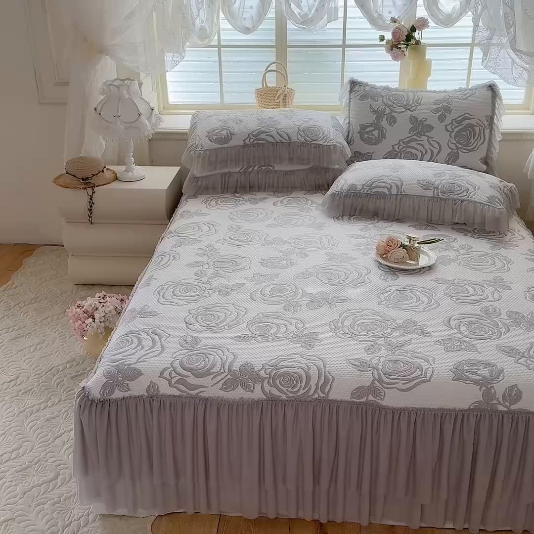91家纺网 家纺一手货源 找家纺 优贝家纺 2026新款-高克重PE聚乙中分子提花刺绣法式花边复合凉感软席山茶花系列 白茶玫瑰-浅灰