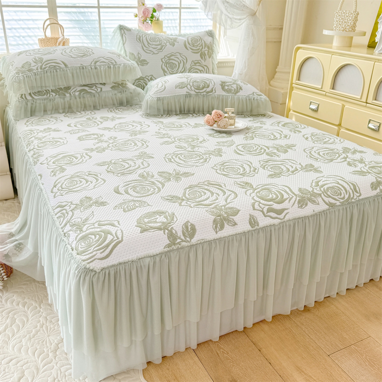 91家纺网 家纺一手货源 找家纺 优贝家纺 2026新款-高克重PE聚乙中分子提花刺绣法式花边复合凉感软席山茶花系列 白茶玫瑰-深绿