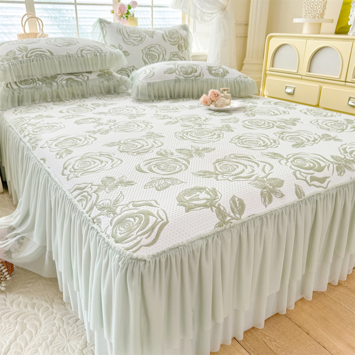 91家纺网 家纺一手货源 找家纺 优贝家纺 2026新款-高克重PE聚乙中分子提花刺绣法式花边复合凉感软席山茶花系列 白茶玫瑰-深绿