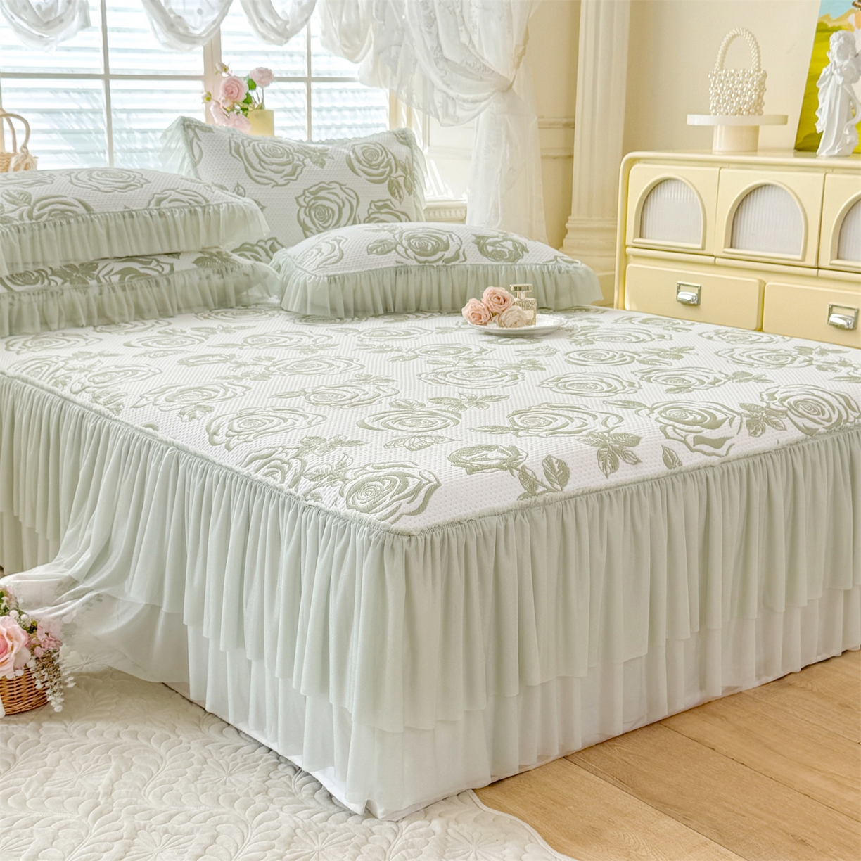 91家纺网 家纺一手货源 找家纺 优贝家纺 2026新款-高克重PE聚乙中分子提花刺绣法式花边复合凉感软席山茶花系列 白茶玫瑰-深绿