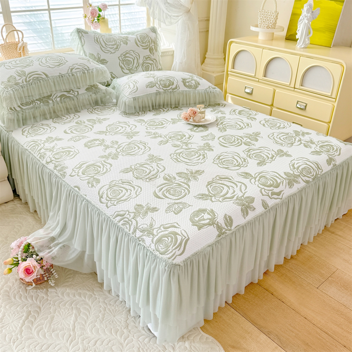 91家纺网 家纺一手货源 找家纺 优贝家纺 2026新款-高克重PE聚乙中分子提花刺绣法式花边复合凉感软席山茶花系列 白茶玫瑰-深绿