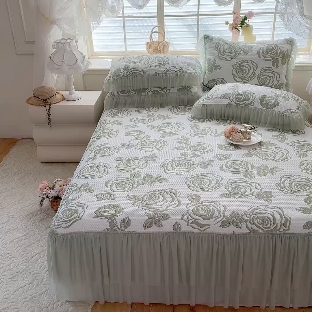 91家纺网 家纺一手货源 找家纺 优贝家纺 2026新款-高克重PE聚乙中分子提花刺绣法式花边复合凉感软席山茶花系列 白茶玫瑰-深绿