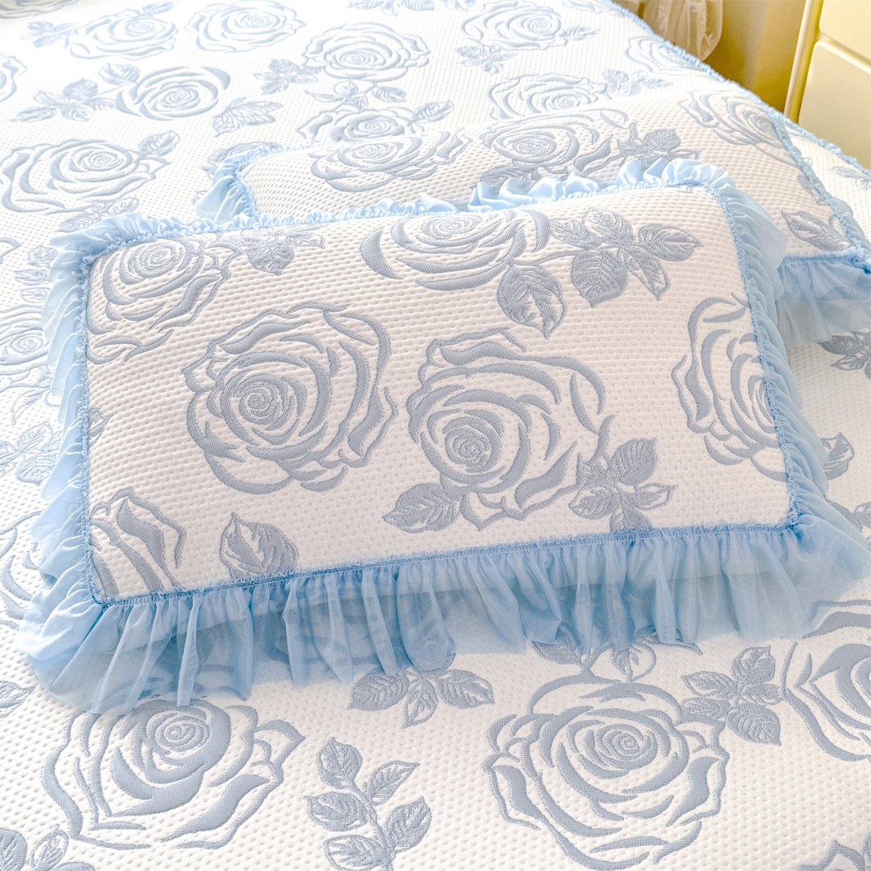 91家纺网 家纺一手货源 找家纺 优贝家纺 2026新款-高克重PE聚乙中分子提花刺绣法式花边复合凉感软席山茶花系列 白茶玫瑰-天蓝