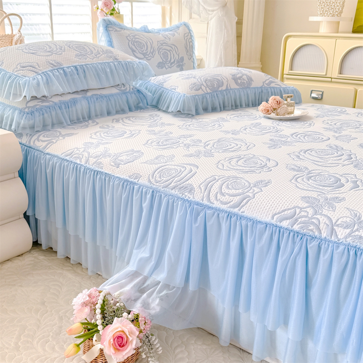 91家纺网 家纺一手货源 找家纺 优贝家纺 2026新款-高克重PE聚乙中分子提花刺绣法式花边复合凉感软席山茶花系列 白茶玫瑰-天蓝