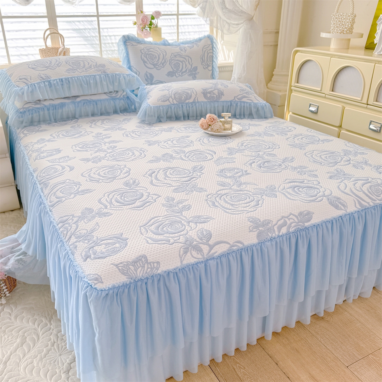 91家纺网 家纺一手货源 找家纺 优贝家纺 2026新款-高克重PE聚乙中分子提花刺绣法式花边复合凉感软席山茶花系列 白茶玫瑰-天蓝