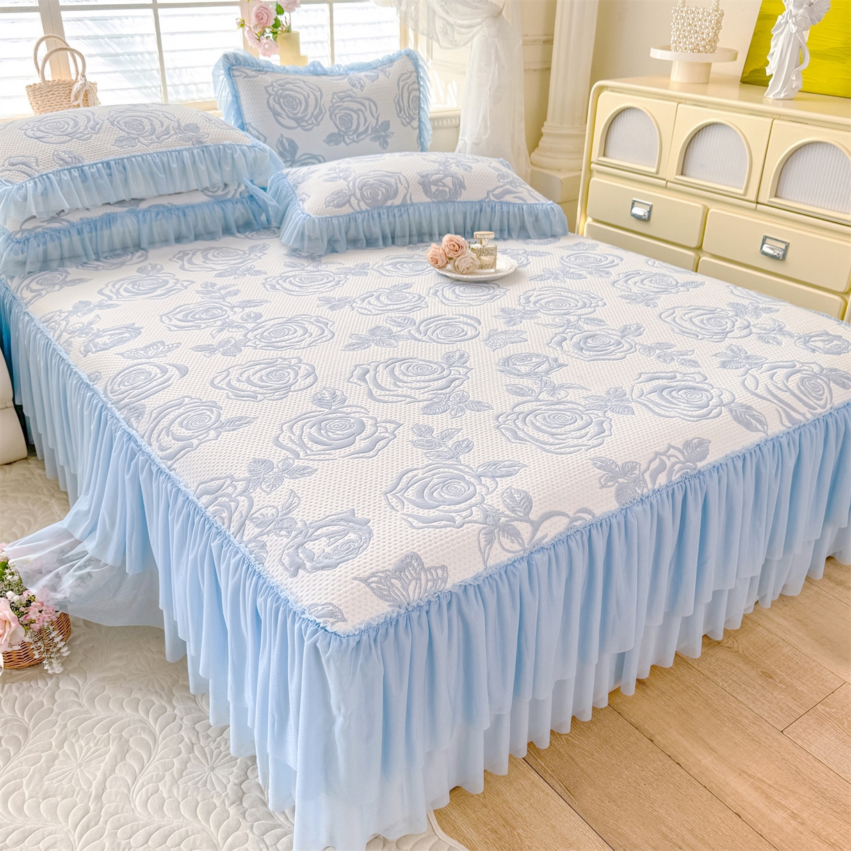 91家纺网 家纺一手货源 找家纺 优贝家纺 2026新款-高克重PE聚乙中分子提花刺绣法式花边复合凉感软席山茶花系列 白茶玫瑰-天蓝