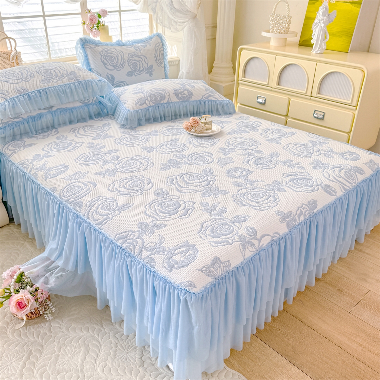 91家纺网 家纺一手货源 找家纺 优贝家纺 2026新款-高克重PE聚乙中分子提花刺绣法式花边复合凉感软席山茶花系列 白茶玫瑰-天蓝