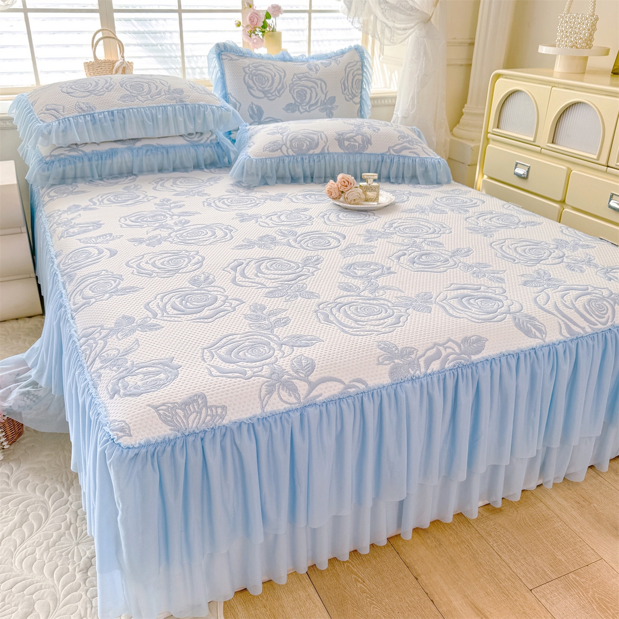 91家纺网 家纺一手货源 找家纺 优贝家纺 2026新款-高克重PE聚乙中分子提花刺绣法式花边复合凉感软席山茶花系列 白茶玫瑰-天蓝