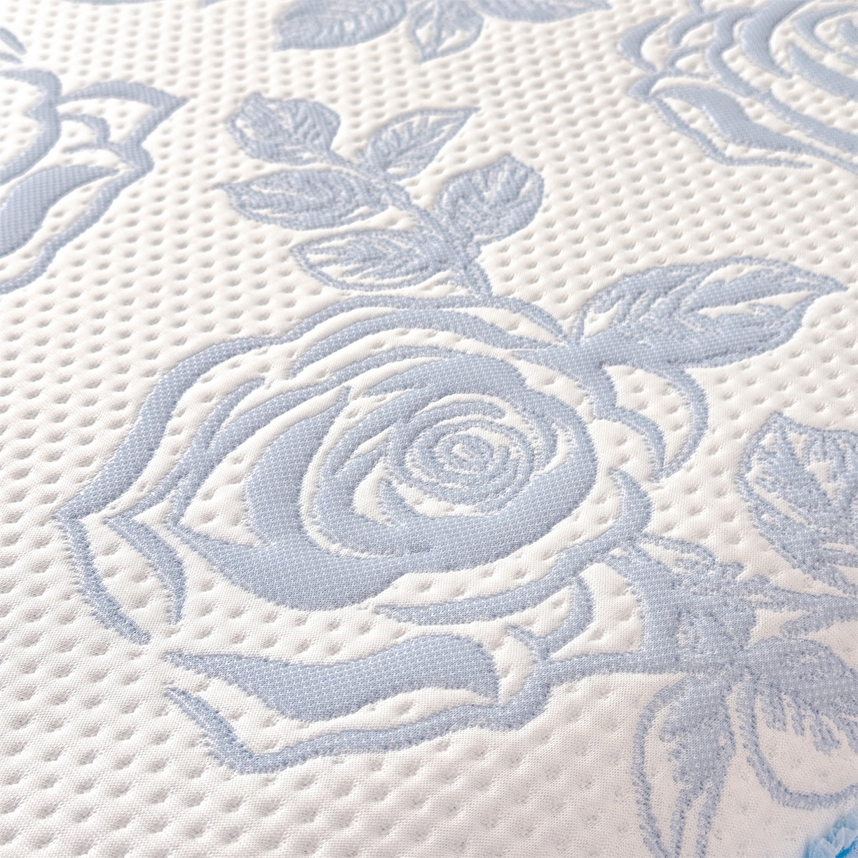 91家纺网 家纺一手货源 找家纺 优贝家纺 2026新款-高克重PE聚乙中分子提花刺绣法式花边复合凉感软席山茶花系列 白茶玫瑰-天蓝