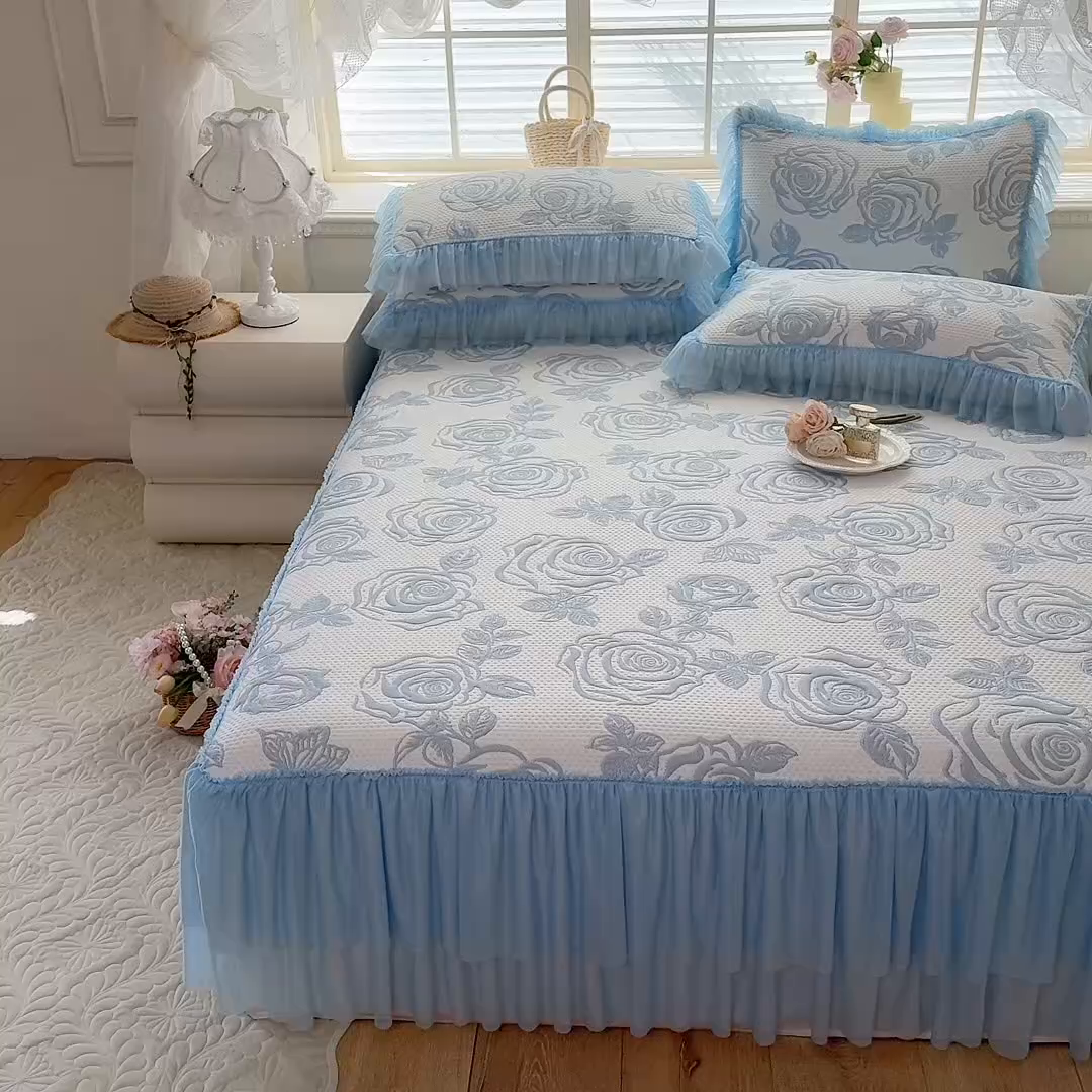 91家纺网 家纺一手货源 找家纺 优贝家纺 2026新款-高克重PE聚乙中分子提花刺绣法式花边复合凉感软席山茶花系列 白茶玫瑰-天蓝