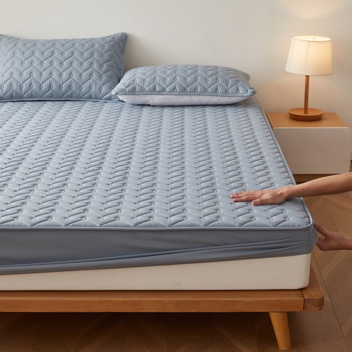 91家纺网 家纺一手货源 找家纺 （总）蕾诺家纺 2026新款波浪纹纯棉全包裹床罩防滑防尘夹棉床笠