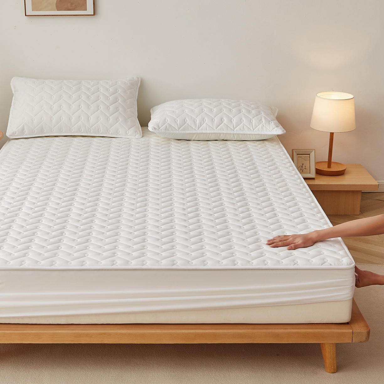 91家纺网 家纺一手货源 找家纺 （总）蕾诺家纺 2026新款波浪纹纯棉全包裹床罩防滑防尘夹棉床笠