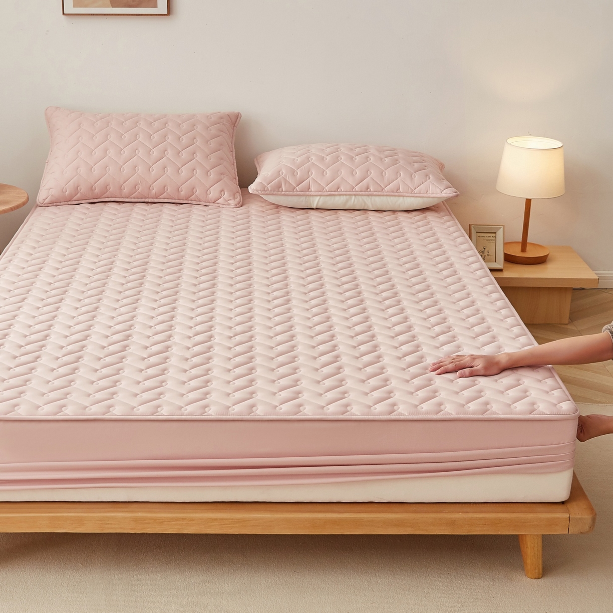 91家纺网 家纺一手货源 找家纺 （总）蕾诺家纺 2026新款波浪纹纯棉全包裹床罩防滑防尘夹棉床笠