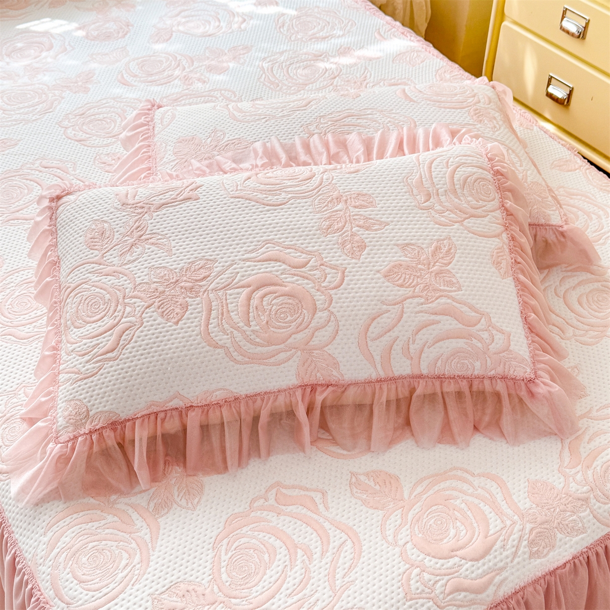 91家纺网 家纺一手货源 找家纺 （总）绒棉世家 2026新款-高克重PE聚乙中分子提花刺绣法式花边复合凉感软席山茶花系列