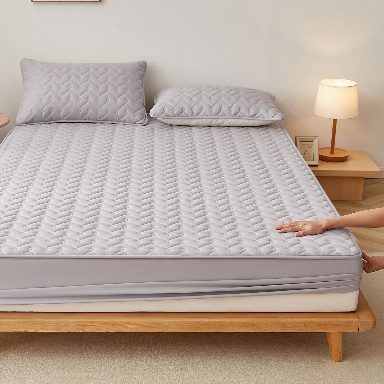 91家纺网 家纺一手货源 找家纺 （总）蕾诺家纺 2026新款波浪纹纯棉全包裹床罩防滑防尘夹棉床笠