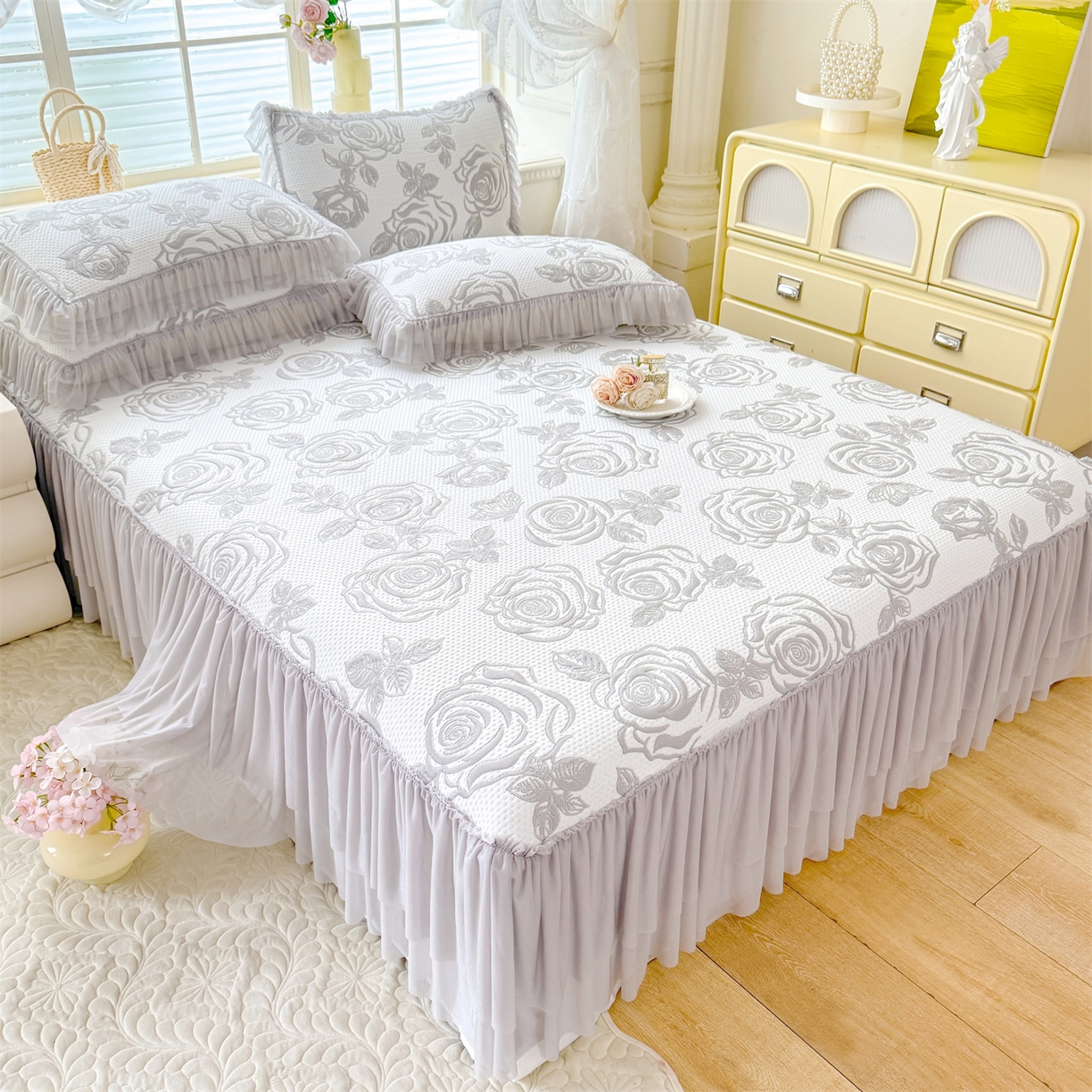 91家纺网 家纺一手货源 找家纺 绒棉世家 2026新款-高克重PE聚乙中分子提花刺绣法式花边复合凉感软席山茶花系列 白茶玫瑰-浅灰