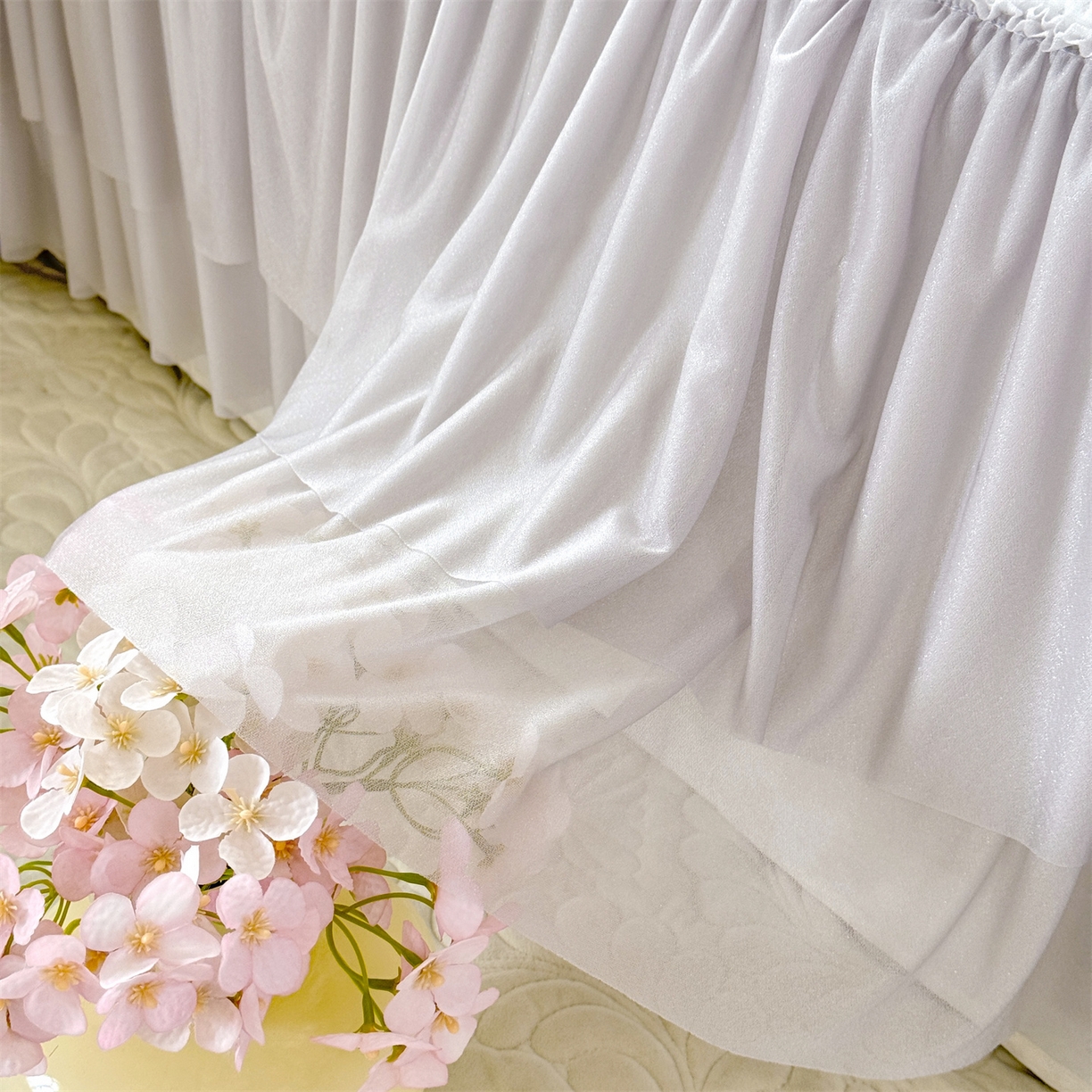 91家纺网 家纺一手货源 找家纺 绒棉世家 2026新款-高克重PE聚乙中分子提花刺绣法式花边复合凉感软席山茶花系列 白茶玫瑰-浅灰