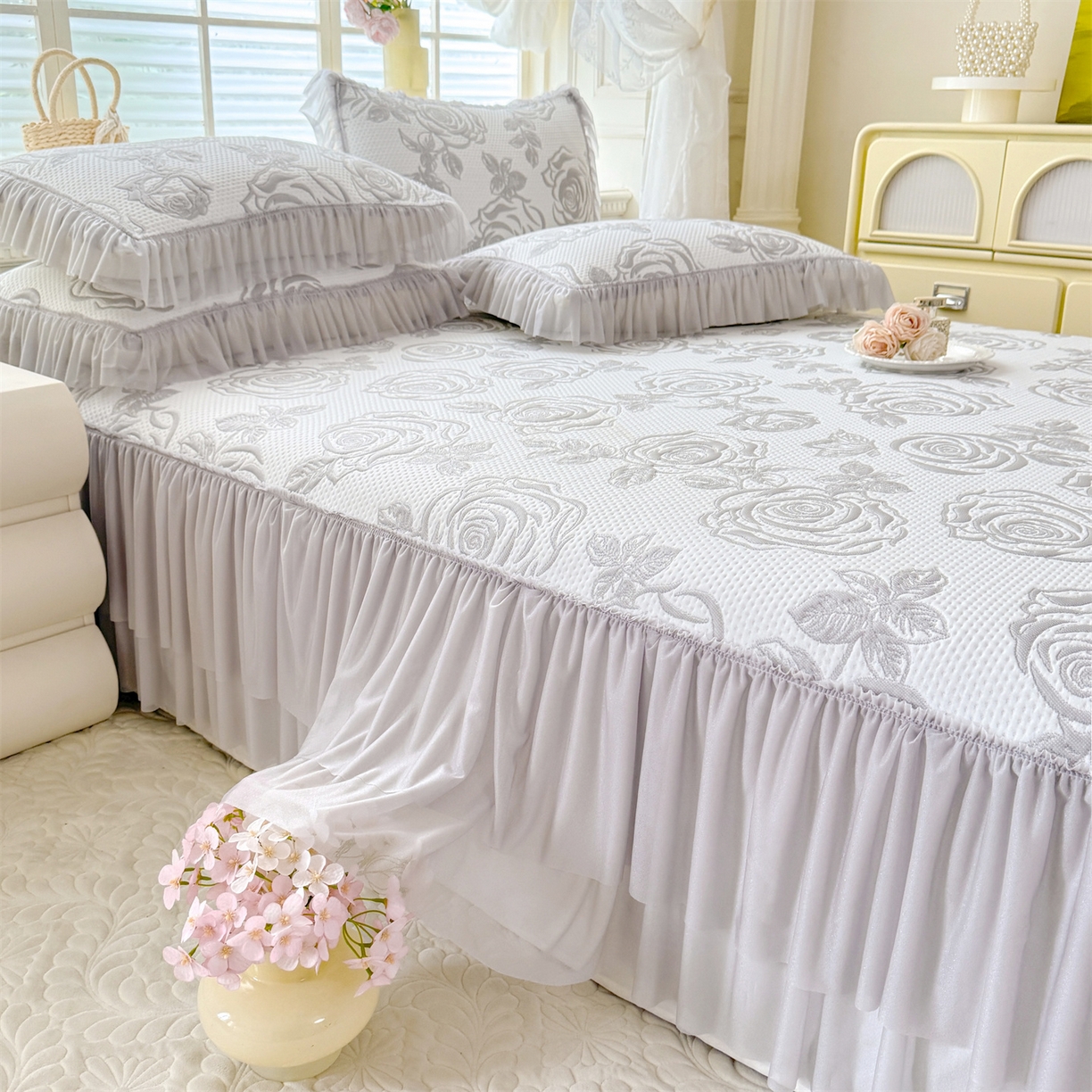 91家纺网 家纺一手货源 找家纺 绒棉世家 2026新款-高克重PE聚乙中分子提花刺绣法式花边复合凉感软席山茶花系列 白茶玫瑰-浅灰