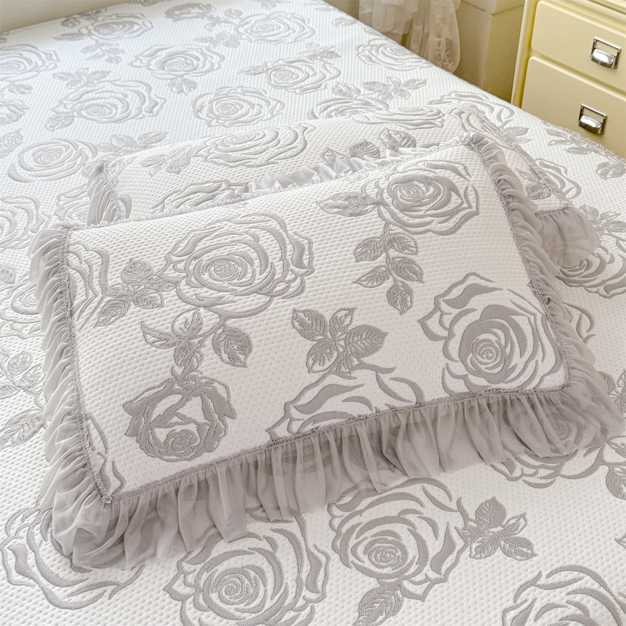 91家纺网 家纺一手货源 找家纺 绒棉世家 2026新款-高克重PE聚乙中分子提花刺绣法式花边复合凉感软席山茶花系列 白茶玫瑰-浅灰