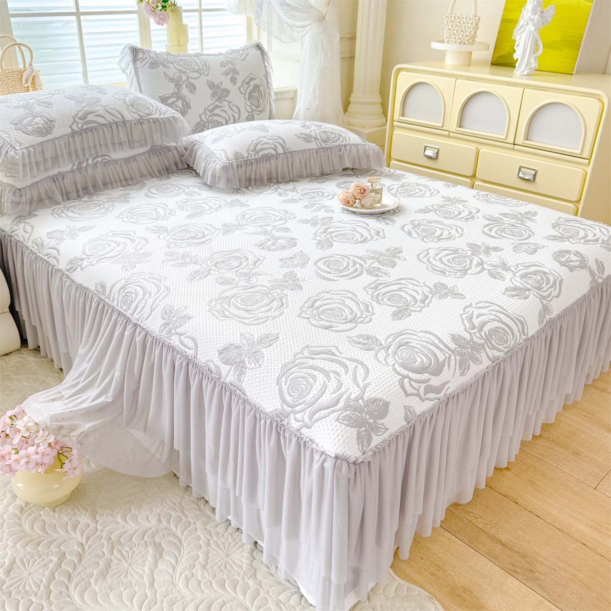 91家纺网 家纺一手货源 找家纺 绒棉世家 2026新款-高克重PE聚乙中分子提花刺绣法式花边复合凉感软席山茶花系列 白茶玫瑰-浅灰