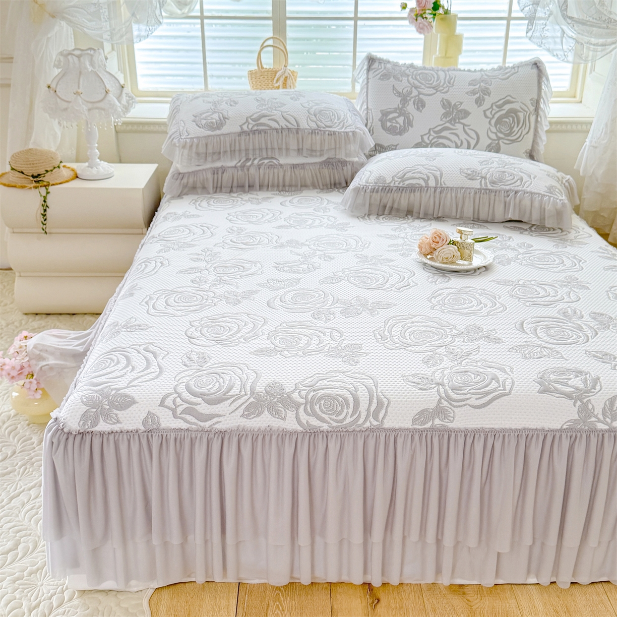 91家纺网 家纺一手货源 找家纺 绒棉世家 2026新款-高克重PE聚乙中分子提花刺绣法式花边复合凉感软席山茶花系列 白茶玫瑰-浅灰