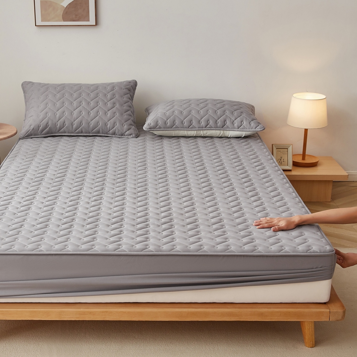 91家纺网 家纺一手货源 找家纺 （总）蕾诺家纺 2026新款波浪纹纯棉全包裹床罩防滑防尘夹棉床笠