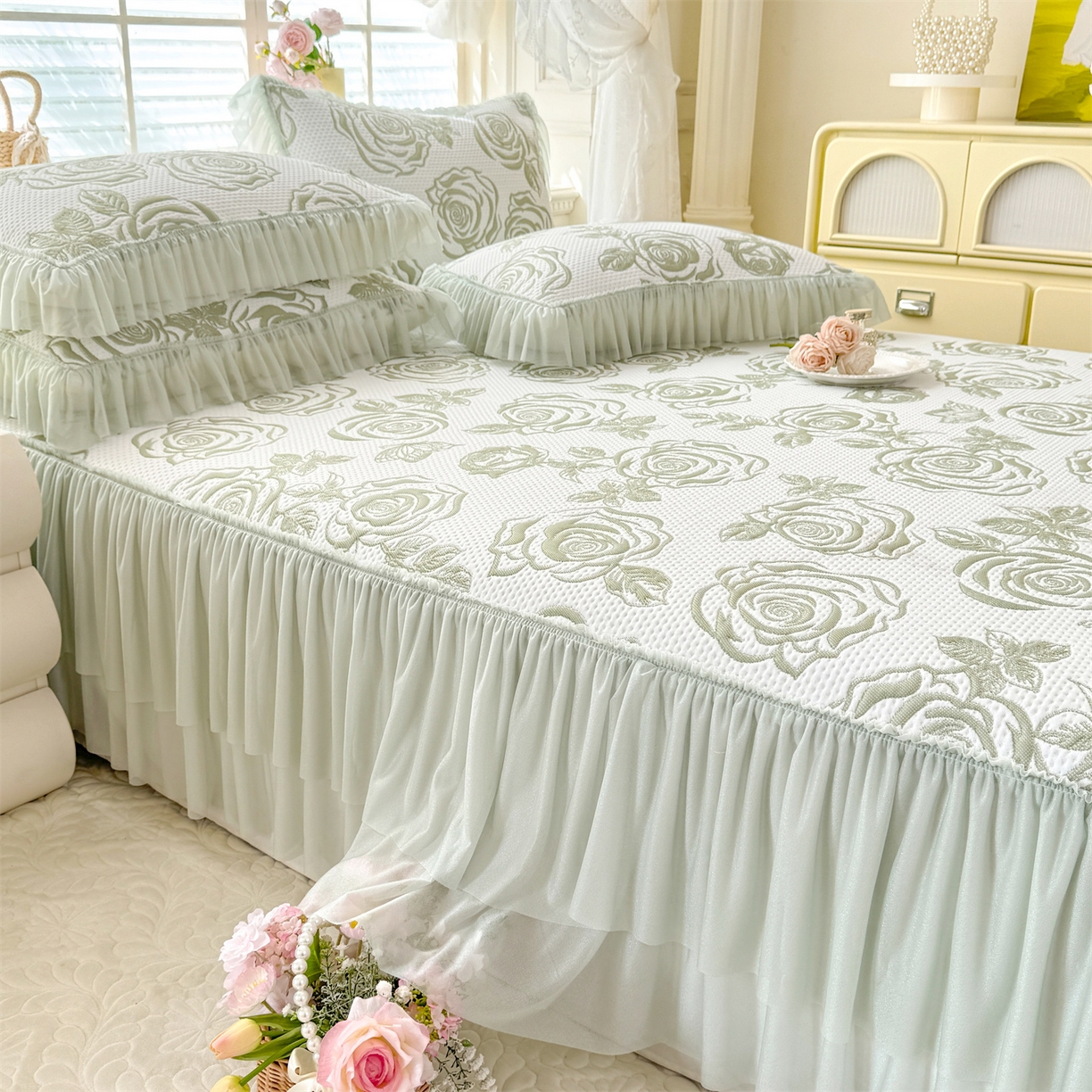 91家纺网 家纺一手货源 找家纺 绒棉世家 2026新款-高克重PE聚乙中分子提花刺绣法式花边复合凉感软席山茶花系列 白茶玫瑰-深绿