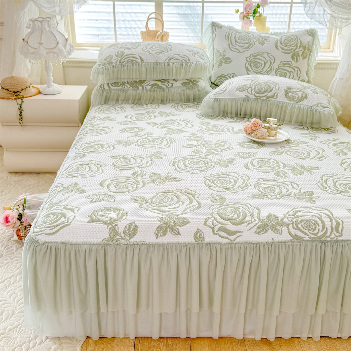 91家纺网 家纺一手货源 找家纺 绒棉世家 2026新款-高克重PE聚乙中分子提花刺绣法式花边复合凉感软席山茶花系列 白茶玫瑰-深绿