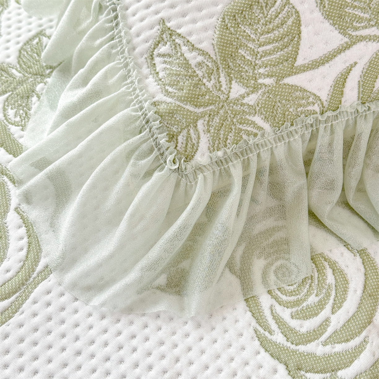 91家纺网 家纺一手货源 找家纺 绒棉世家 2026新款-高克重PE聚乙中分子提花刺绣法式花边复合凉感软席山茶花系列 白茶玫瑰-深绿