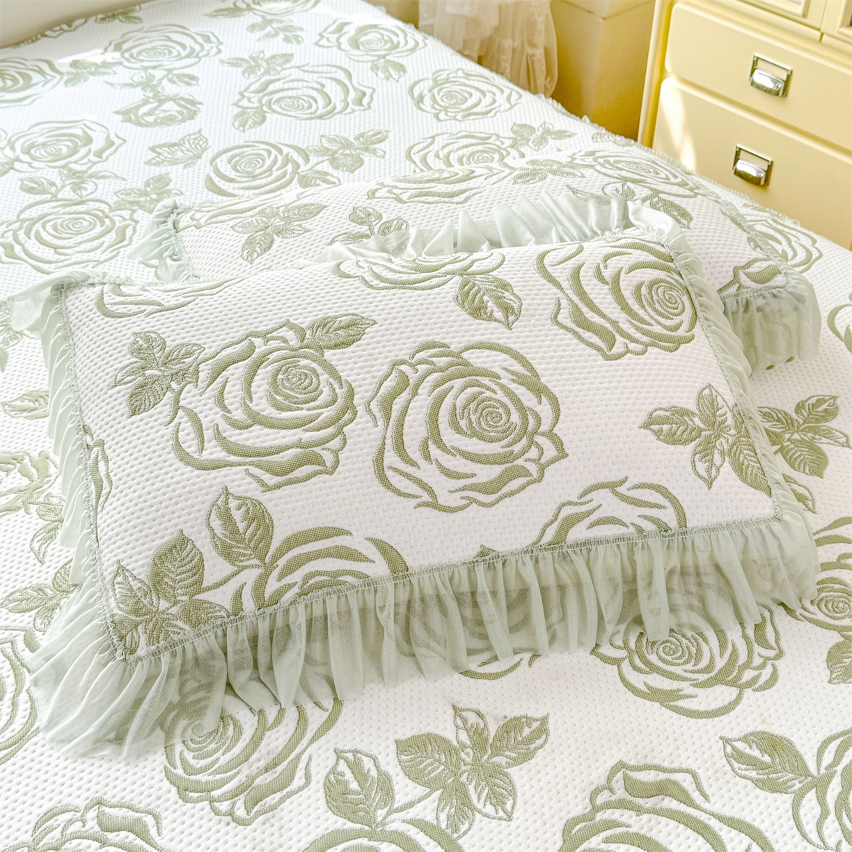 91家纺网 家纺一手货源 找家纺 绒棉世家 2026新款-高克重PE聚乙中分子提花刺绣法式花边复合凉感软席山茶花系列 白茶玫瑰-深绿