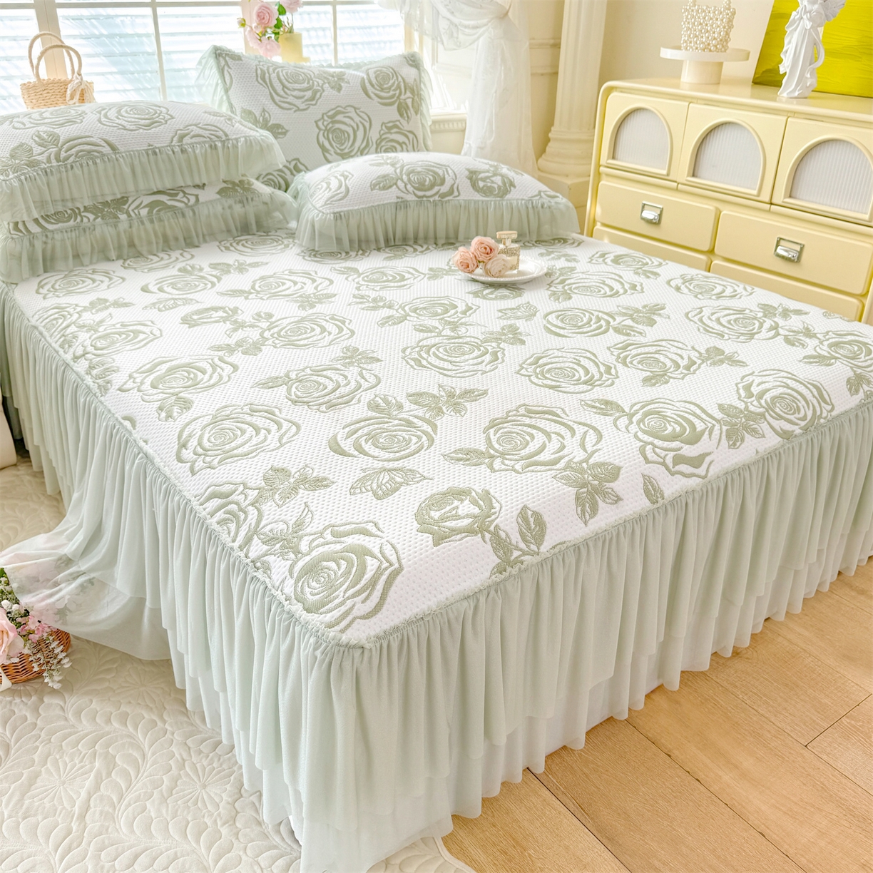 91家纺网 家纺一手货源 找家纺 绒棉世家 2026新款-高克重PE聚乙中分子提花刺绣法式花边复合凉感软席山茶花系列 白茶玫瑰-深绿