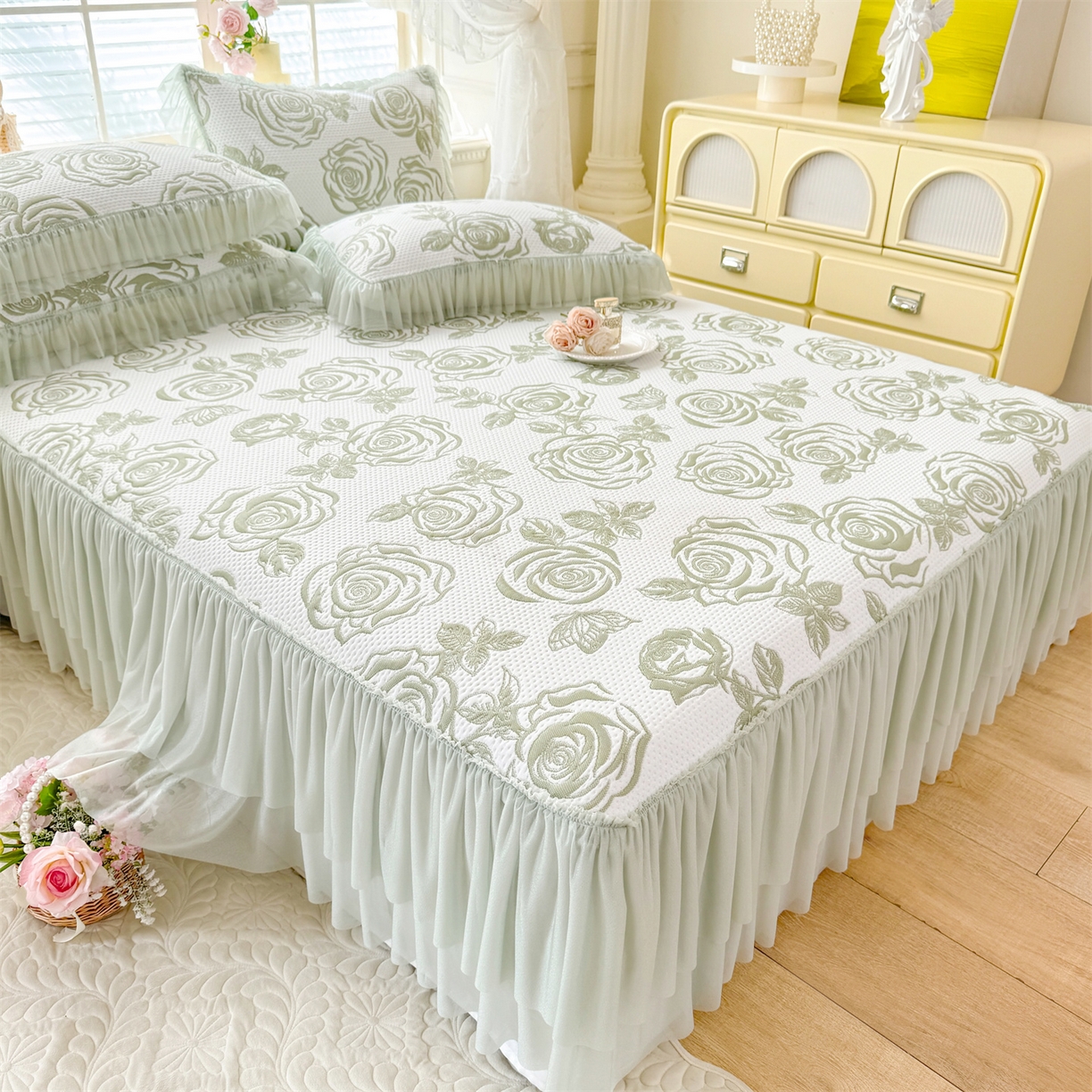 91家纺网 家纺一手货源 找家纺 绒棉世家 2026新款-高克重PE聚乙中分子提花刺绣法式花边复合凉感软席山茶花系列 白茶玫瑰-深绿