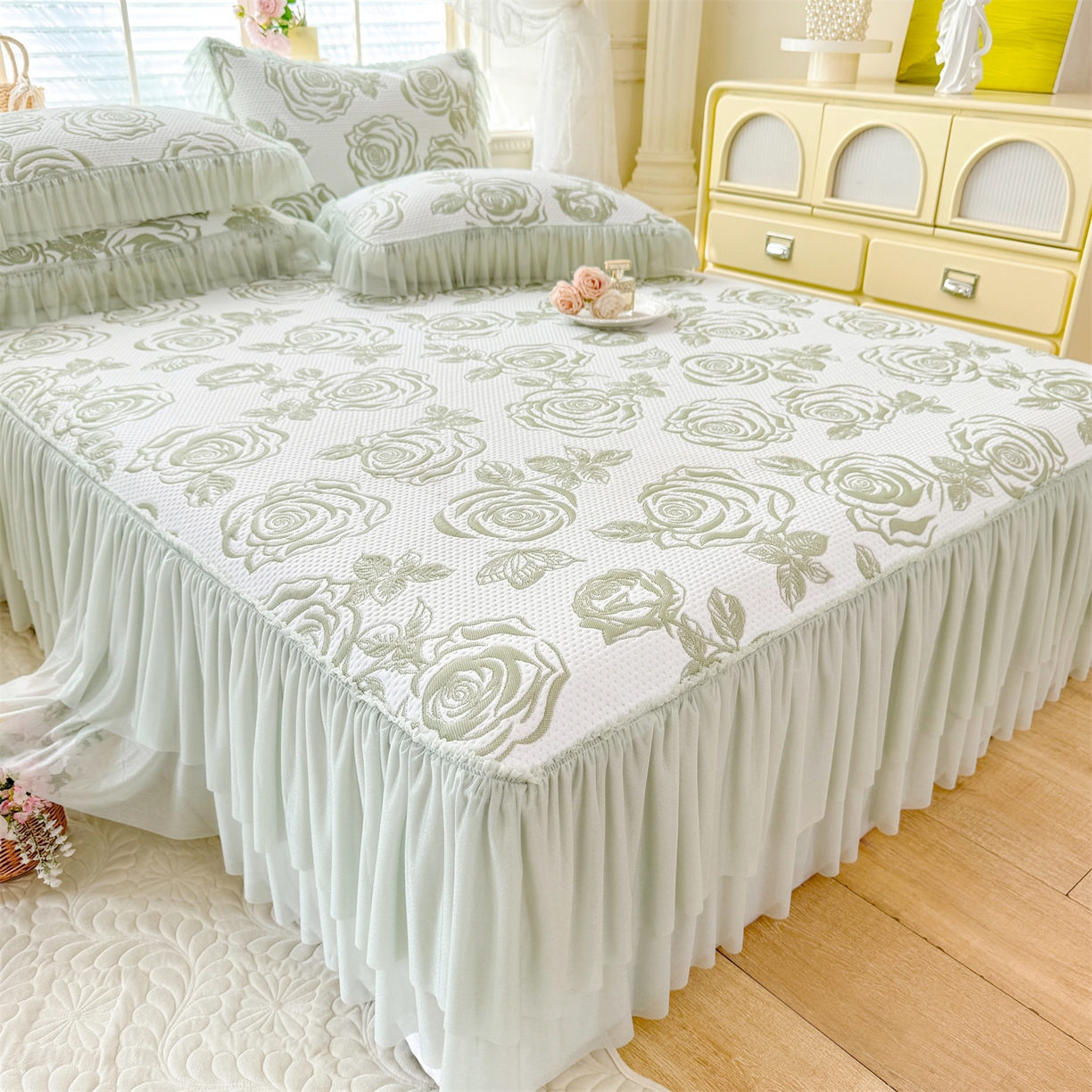 91家纺网 家纺一手货源 找家纺 绒棉世家 2026新款-高克重PE聚乙中分子提花刺绣法式花边复合凉感软席山茶花系列 白茶玫瑰-深绿