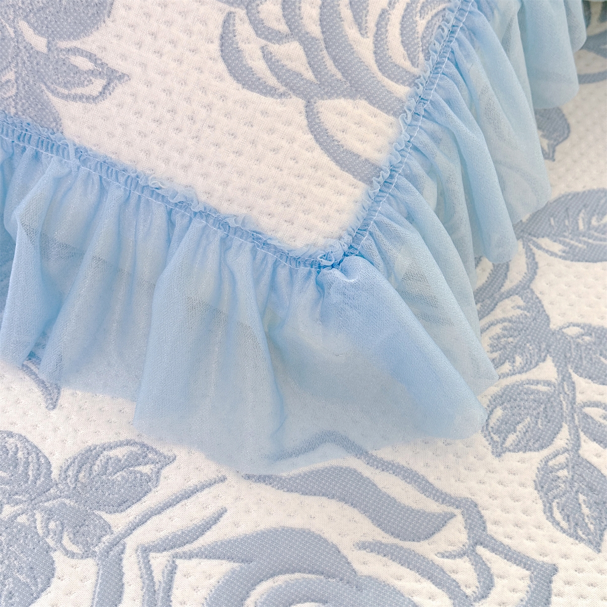 91家纺网 家纺一手货源 找家纺 绒棉世家 2026新款-高克重PE聚乙中分子提花刺绣法式花边复合凉感软席山茶花系列 白茶玫瑰-天蓝