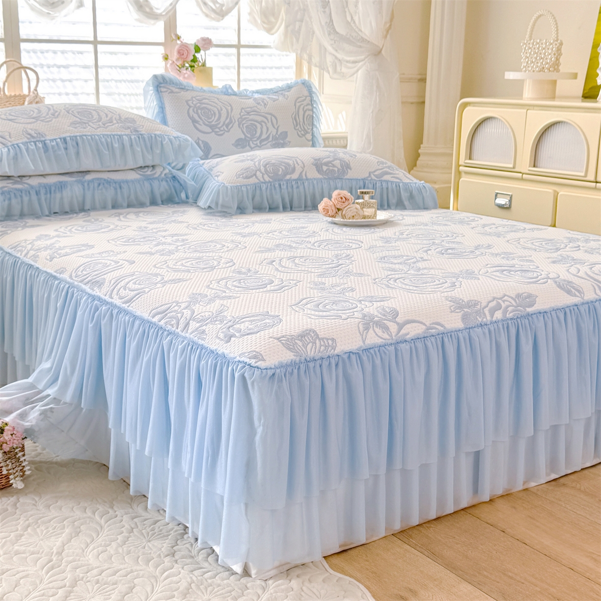 91家纺网 家纺一手货源 找家纺 绒棉世家 2026新款-高克重PE聚乙中分子提花刺绣法式花边复合凉感软席山茶花系列 白茶玫瑰-天蓝