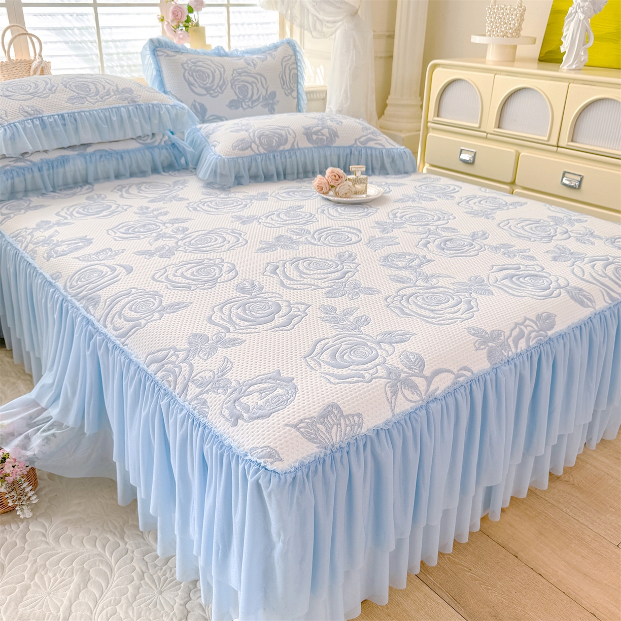 91家纺网 家纺一手货源 找家纺 绒棉世家 2026新款-高克重PE聚乙中分子提花刺绣法式花边复合凉感软席山茶花系列 白茶玫瑰-天蓝