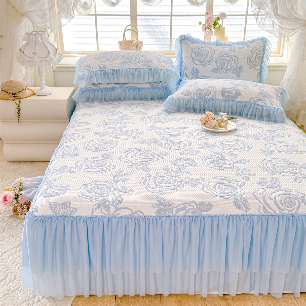 91家纺网 家纺一手货源 找家纺 绒棉世家 2026新款-高克重PE聚乙中分子提花刺绣法式花边复合凉感软席山茶花系列 白茶玫瑰-天蓝